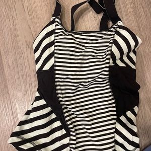 Black and white lulu workout tank